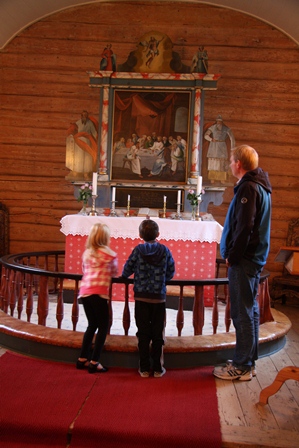 6-åringene studerer altertavla sammen med presten