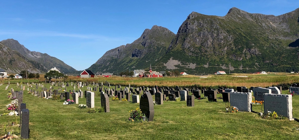 Flakstad gravplass om sommeren. Foto.