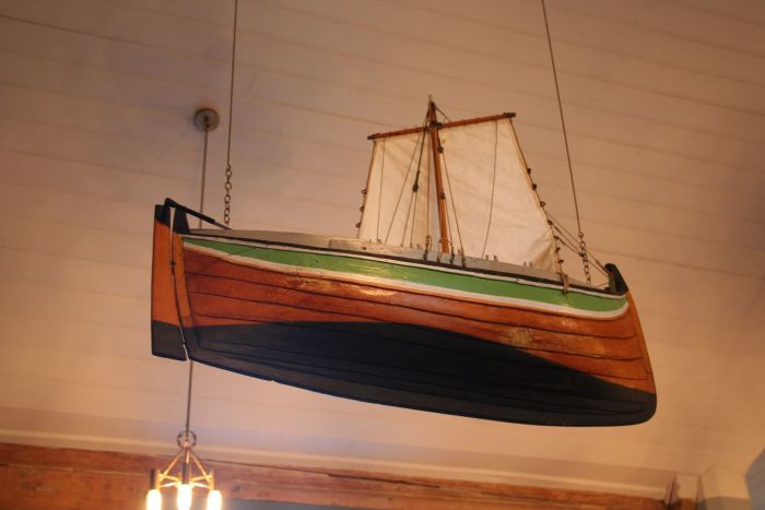 Flakstad kirke båt som hevet sett nedenfra. Foto