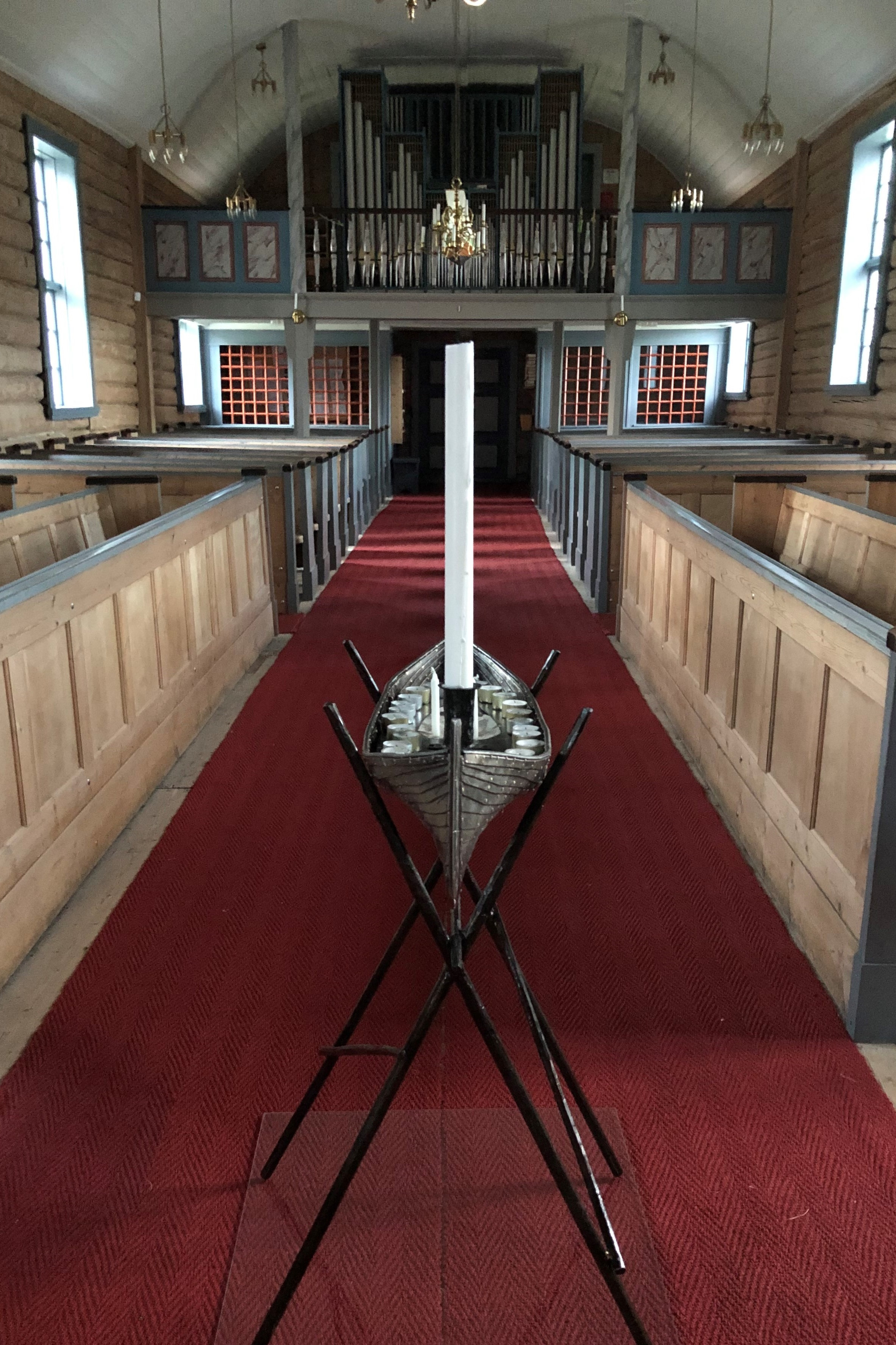 Flakstad kirke lysbåt mot galleri. Foto