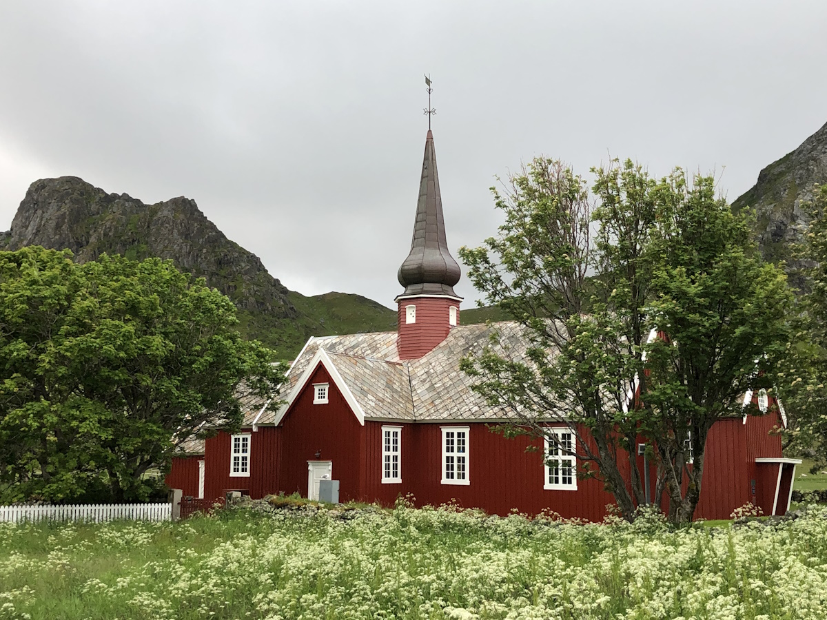 Flakstad kirke i grå himmelen om våren. Foto.