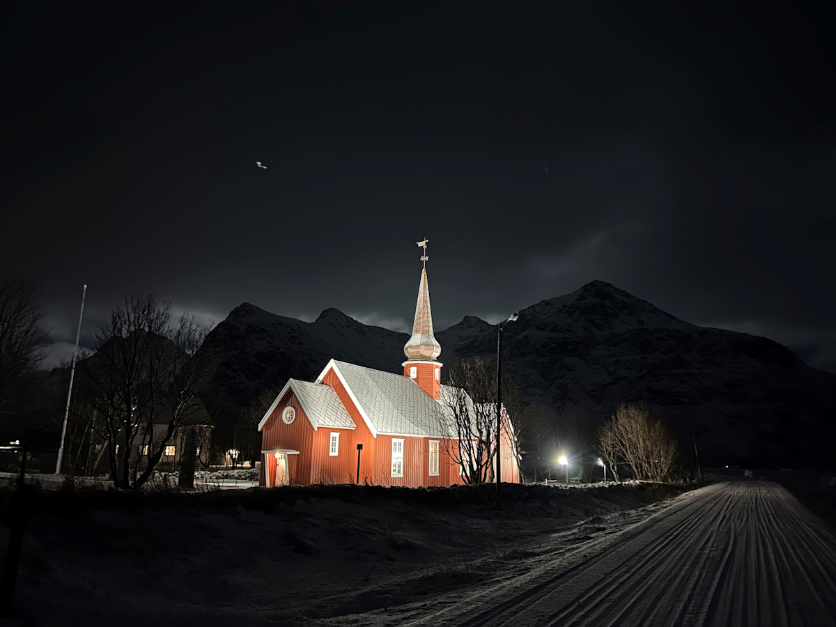 Flakstad kirke om natta. Foto.