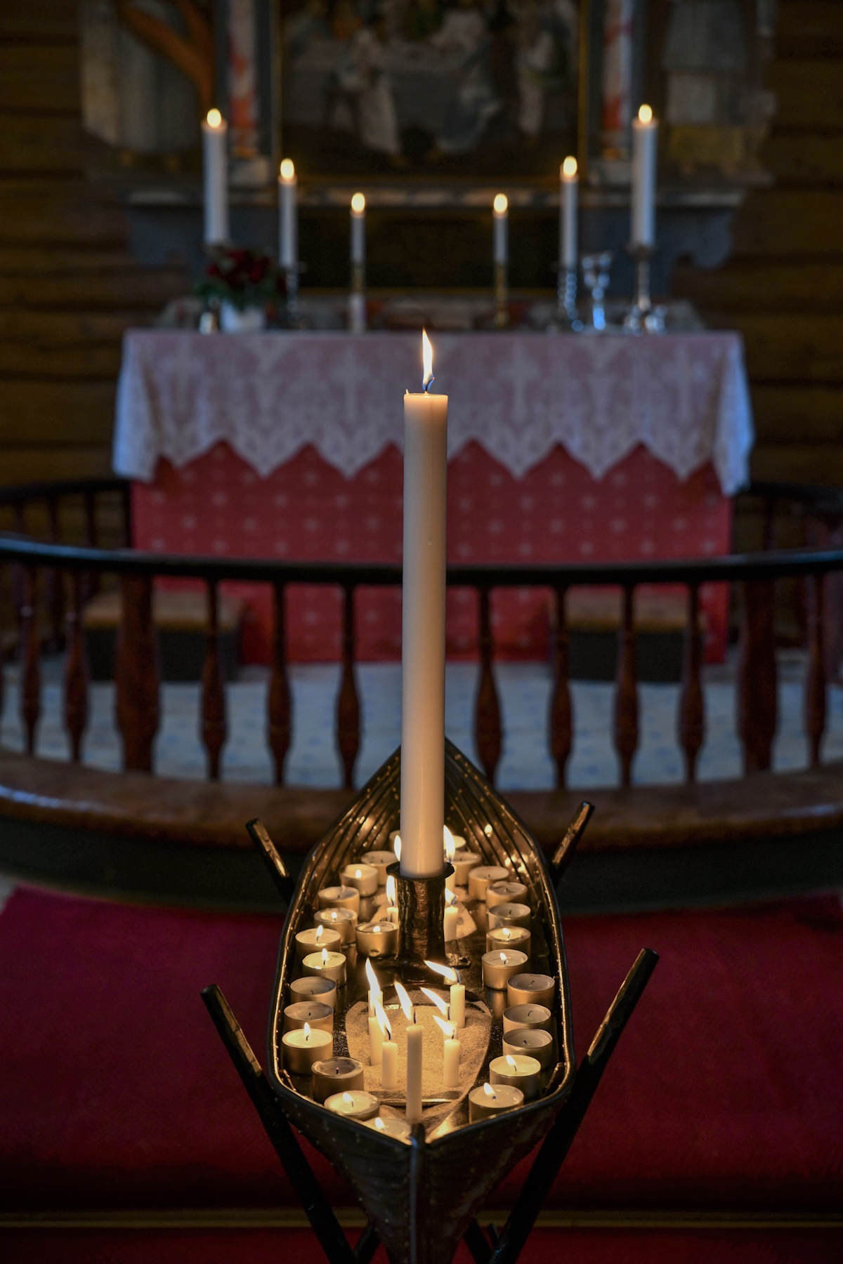 Flakstad kirke båt mot alteret. Foto.