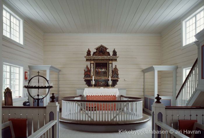Moskenes kirke alter. Foto.