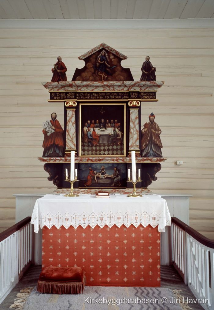 Moskenes kirke alter naer. Foto.