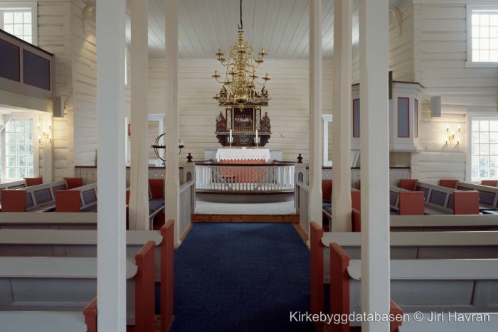Moskenes kirke hoved gangen med alter. Foto.