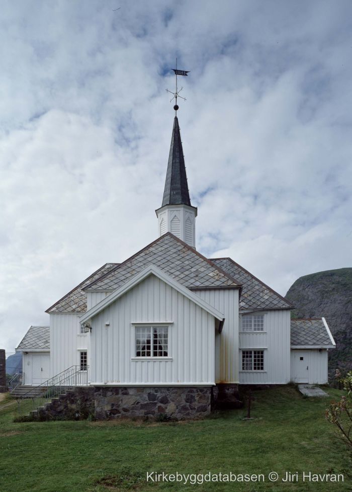 Moskenes kirke i graa himmelen utgangen. Foto.