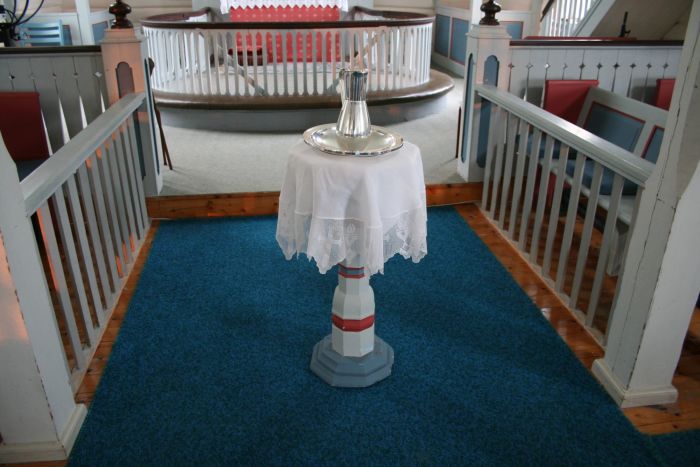 Moskenes kirke nattverdbord. Foto.