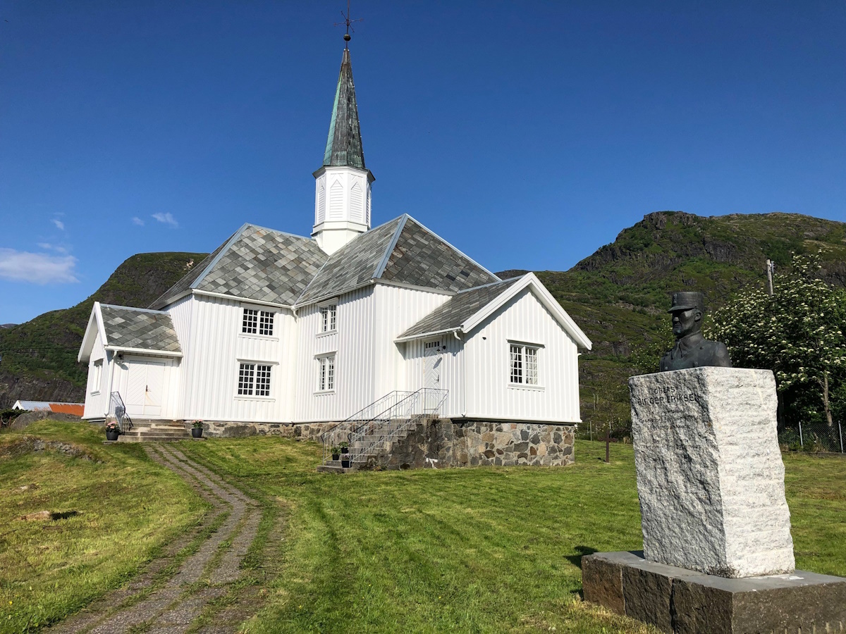 Moskenes kirke i blaa himmelen om sommeren. Foto.