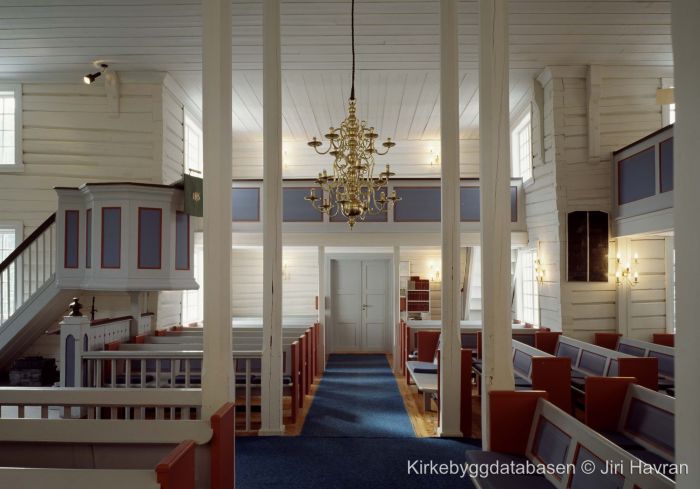 Moskenes kirke yterste doren inni. Foto.